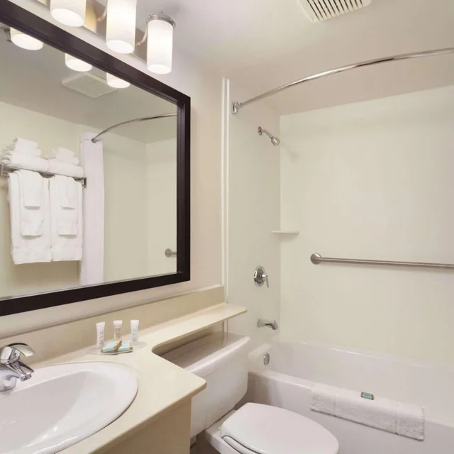 جناح ديلوكس بسرير كينج وسريرين كينج بغرفتي نوم، Travelodge Suites by Wyndham Moncton 3/7