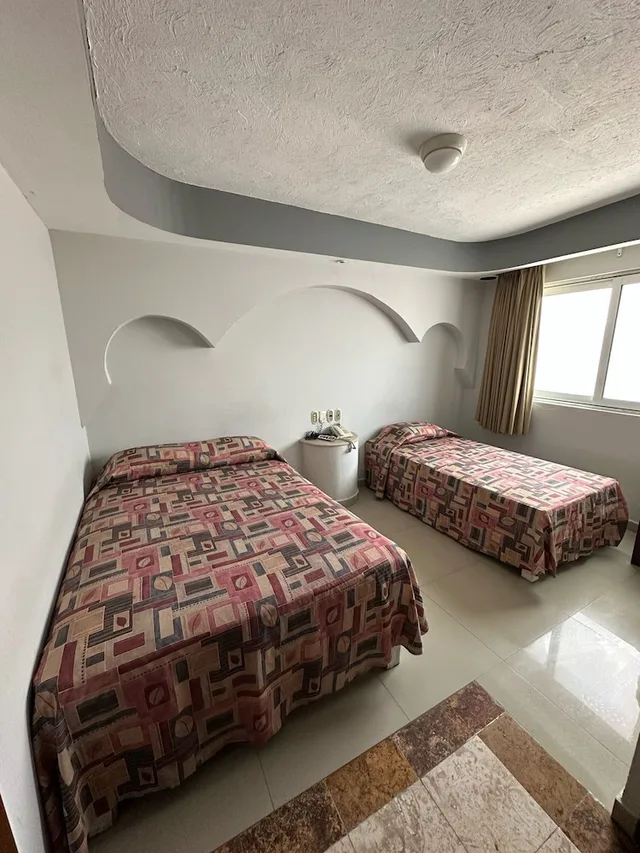 Standard, 1 Single and 2 Queen Beds، Hotel Impala 1/1