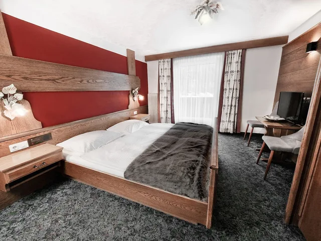 غرفة تقليدية بسرير مزدوج بإطلالة على الجبل بشرفة، Larchenhof 4/4