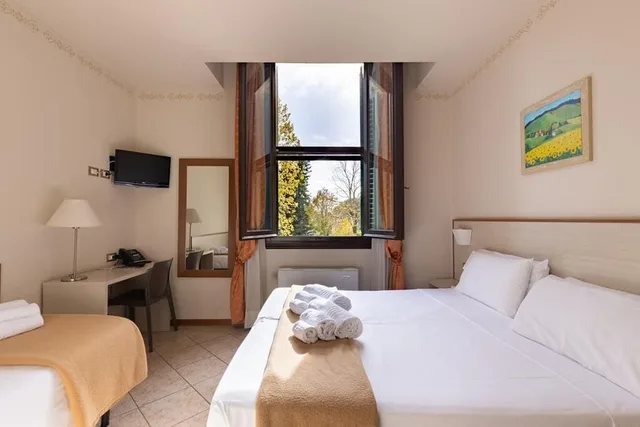 غرفة رباعية بسرير كوين وسريرين منفصلين بإطلالة على المدينة، Villa La Stella - Casa per Ferie 1/3