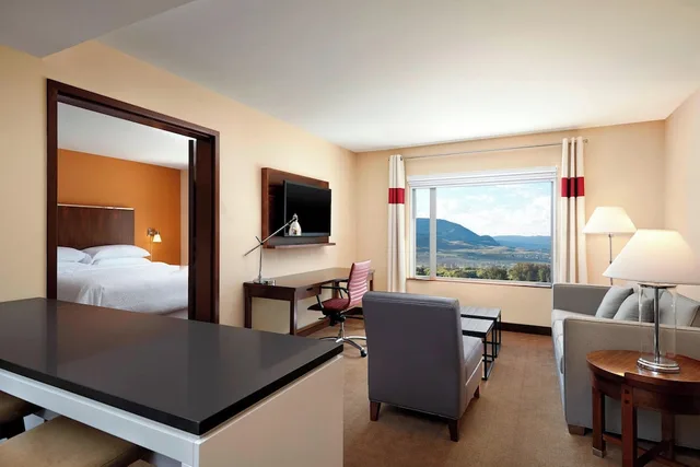 جناح تنفيذي بسرير كينج بغرفة نوم واحدة مع أريكة، Four Points by Sheraton Kelowna Airport 3/6
