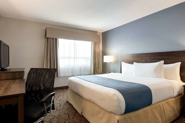 جناح ديلوكس بسرير كينج بغرفة نوم واحدة في الطابق الأرضي، Travelodge Suites by Wyndham New Glasgow 1/4