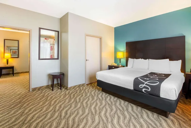 جناح ديلوكس بسرير كينج، La Quinta Inn Suites Glen Rose 2/3