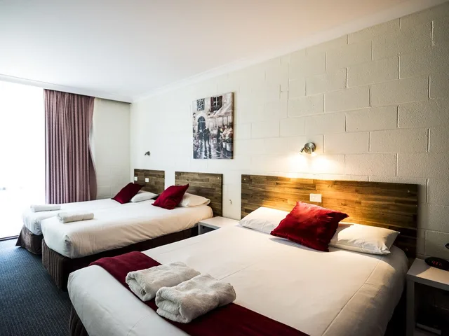 غرفة عائلية بسرير كوين وسريرين منفصلين، Plainsman Motel 1/8