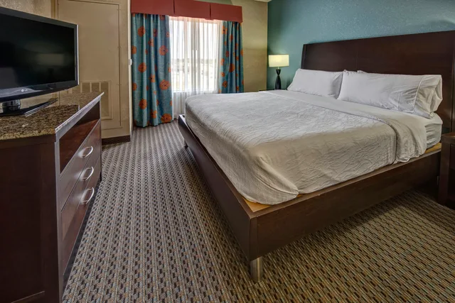 جناح بسرير كينج بغرفة نوم واحدة، Hilton Garden Inn Tulsa Midtown 1/1