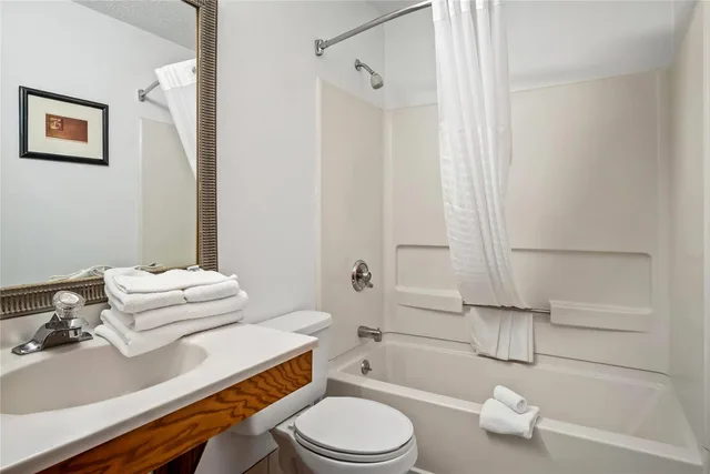 Room, Queen Bed, Econo Lodge Inn & Suites Auburn, MI 3/5