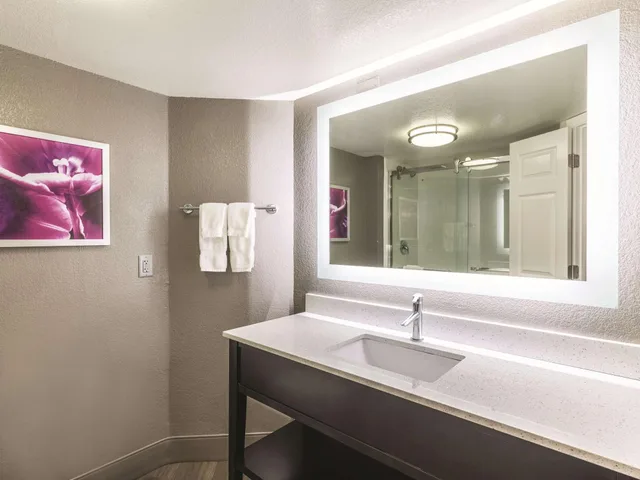 Room, King Bed, Pool or Courtyard View, Courtyard View، La Quinta Inn and Suites by Wyndham Austin Near The Domain 6/7