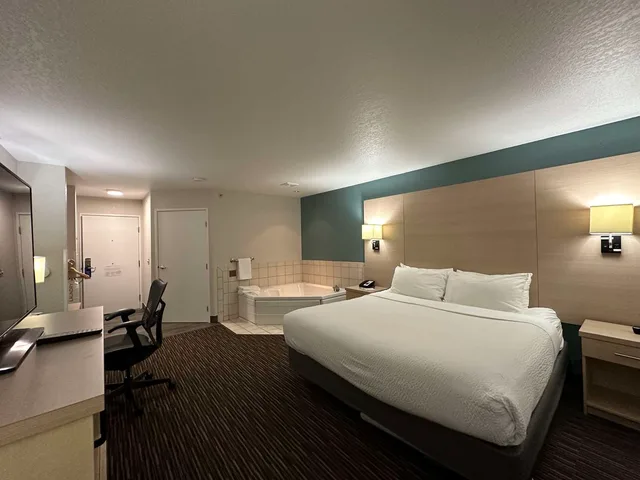 Room, King Bed, Hot Tub, Best Western Watertown 1/3