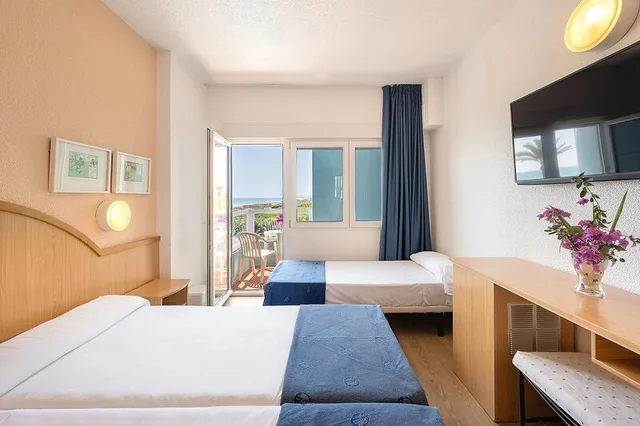 غرفة ثلاثية بإطلالة على البحر بشرفة، PLAYAS DE GUARDAMAR HOTEL 1/1