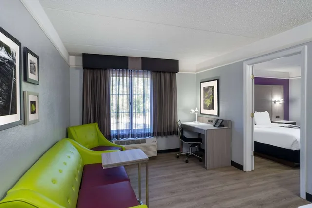 Family Suite, King Bed, La Quinta Inn & Suites by Wyndham Birmingham Hoover 4/6