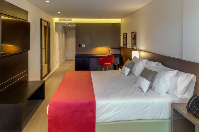 Room, King Bed, City View, Dazzler by Wyndham La Plata 2/6
