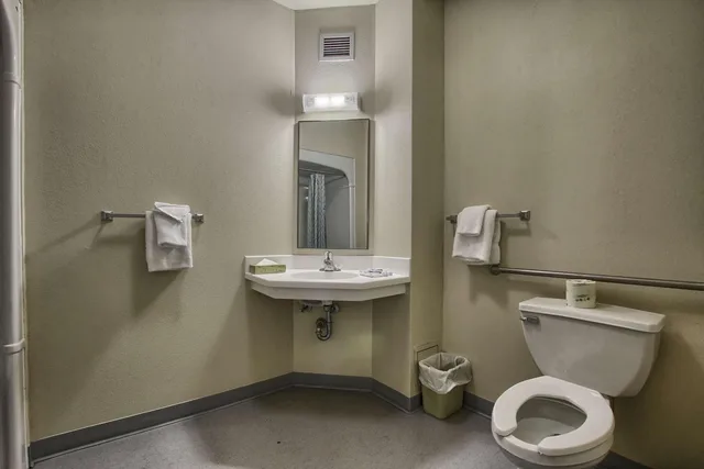 غرفة ديلوكس بسرير كينج وسريرين كوين، Motel6 London, ON - Ontario 4/6