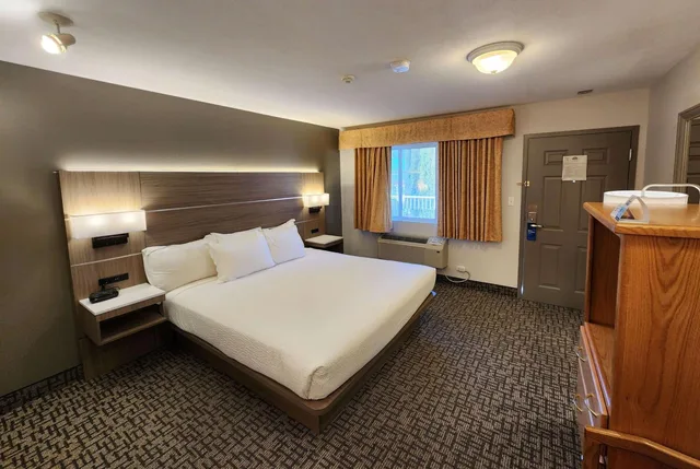 غرفة ديلوكس بسرير كينج، Days Inn by Wyndham Penticton Conference Centre 5/5