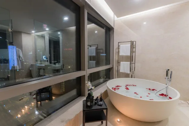 Skyline, Signature, Suite, King Bed, Bathtub، Banyan Signatures Pavilion Kuala Lumpur by Opus Hospitality 3/4