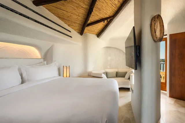 غرفة سوبيريور بسرير كينج بشرفة بإطلالة جزئية على البحر، Hotel Cala Di Volpe Costa Smeralda 2/4