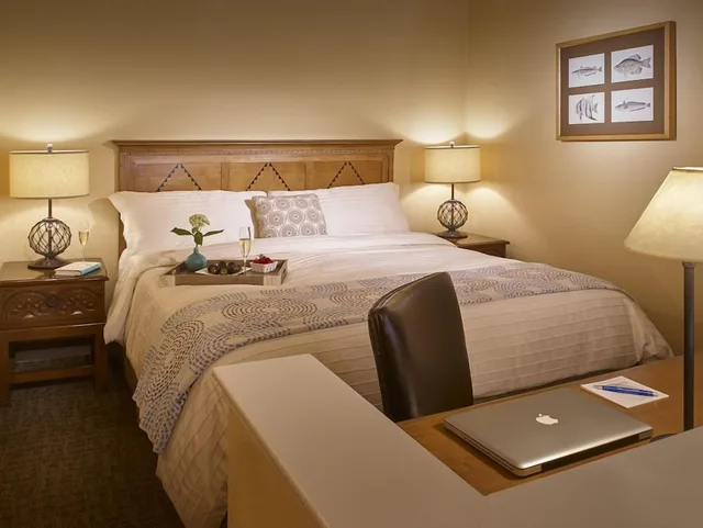 جناح بسرير كوين بإطلالة مع أريكة، The Beach House Hotel Half Moon Bay 1/3