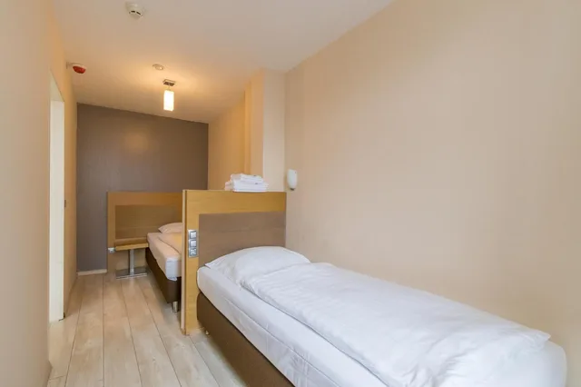غرفة رباعية، Hotel Port 4/10