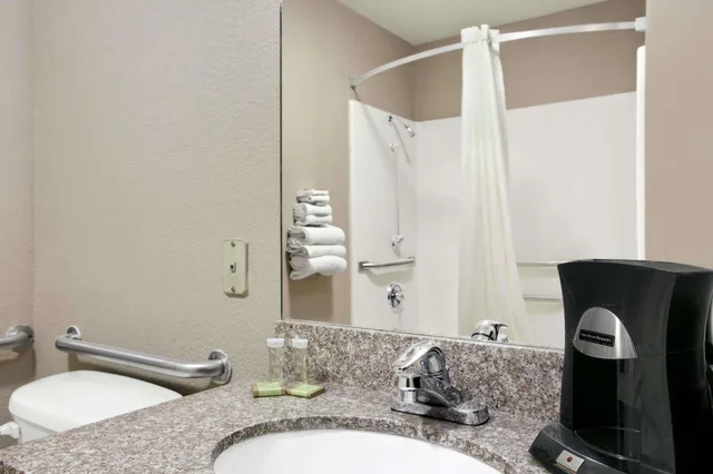 Suite, Multiple Beds، Super 8 by Wyndham Strafford/Springfield Area 3/4