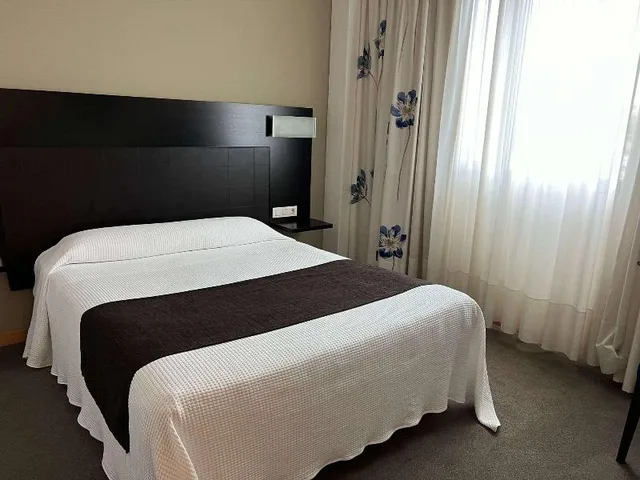 Economy, Single, Double Bed, Blu Hotel Pamplona 2/3