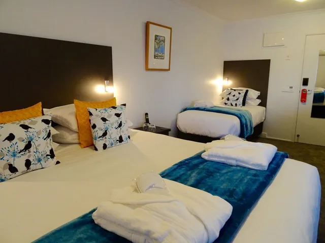 Plus, Deluxe, Suite, 1 King and 1 Single Beds، BKs Premier Motel Hamilton 1/4