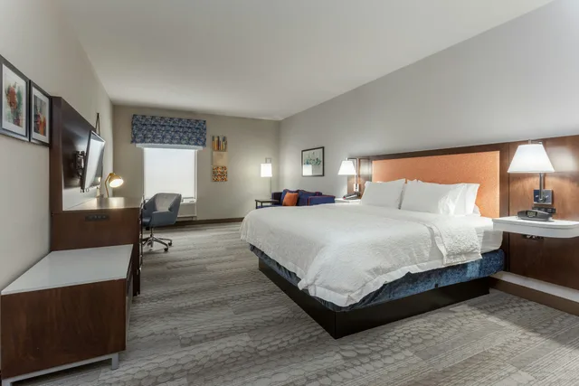غرفة بسرير كينج مع أريكة، Hampton Inn Jefferson City at Capital Mall 2/3