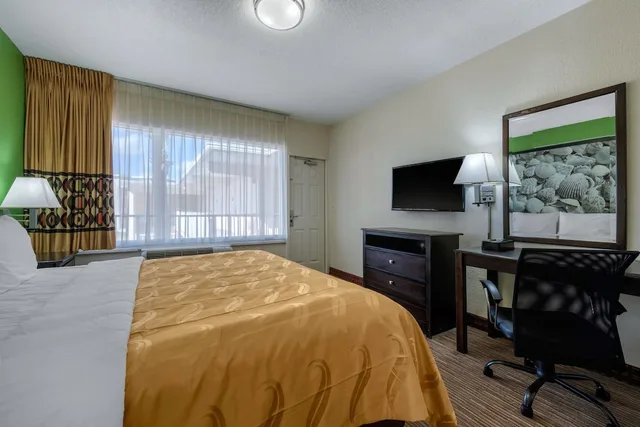 Room, King Bed, Parking Lot View، Quality Inn Daytona Beach Oceanfront 3/4
