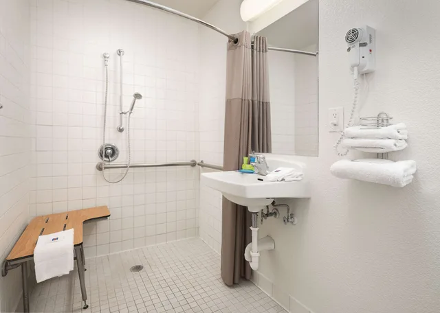 غرفة بريميوم بسرير مزدوج لذوي الإعاقة، Motel6 Temecula, CA - Historic Old Town 5/6