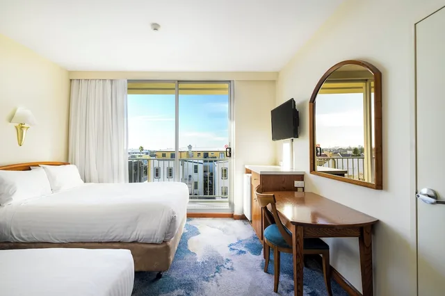 City, 1 Queen and 1 Single Bed، Noahs On The Beach 1/4