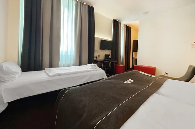 غرفة بسرير مزدوج بمطبخ صغير، Garner Berlin - Mitte, an IHG Hotel 3/5