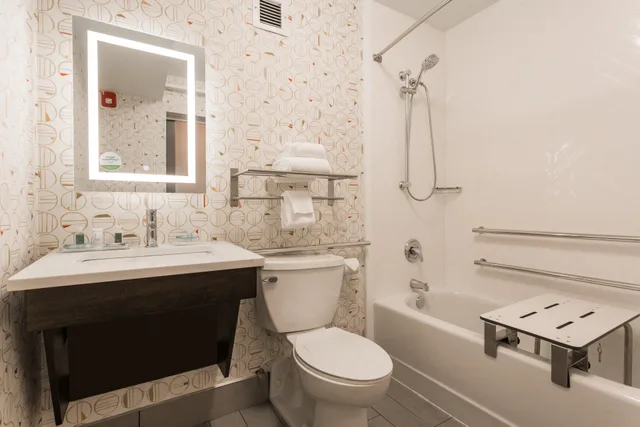 غرفة بسريرين كوين لذوي الإعاقة، Holiday Inn Boone - University Area, an IHG Hotel 2/2