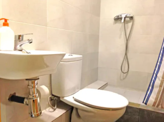 غرفة بسريرين منفصلين بغرفة نوم واحدة بحمام خاص، Hostal Delfos 3/3
