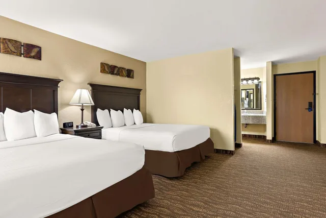 جناح بسرير كوين مع أريكة، Best Western Center Pointe Inn 3/8