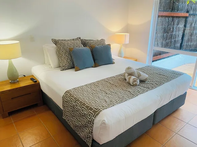غرفة بسرير كينج بإطلالة على الشاطئ بغرفة نوم واحدة، Beachview Apartments at Villa Paradiso 3/6