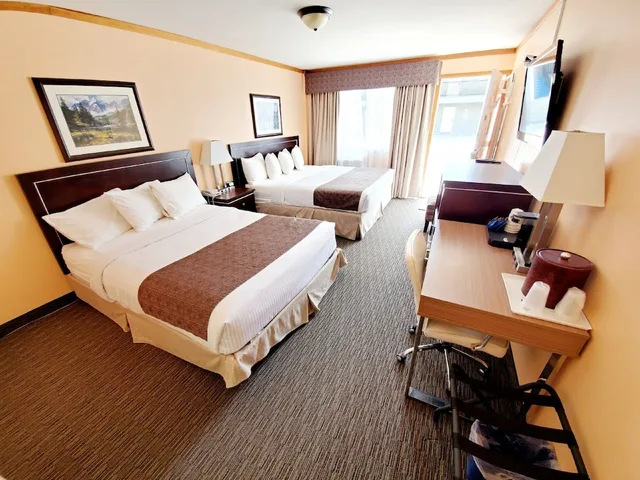 غرفة بسرير كينج وسرير كوين في الطابق الأرضي، Travelodge by Wyndham Golden Sportsman Lodge 2/15