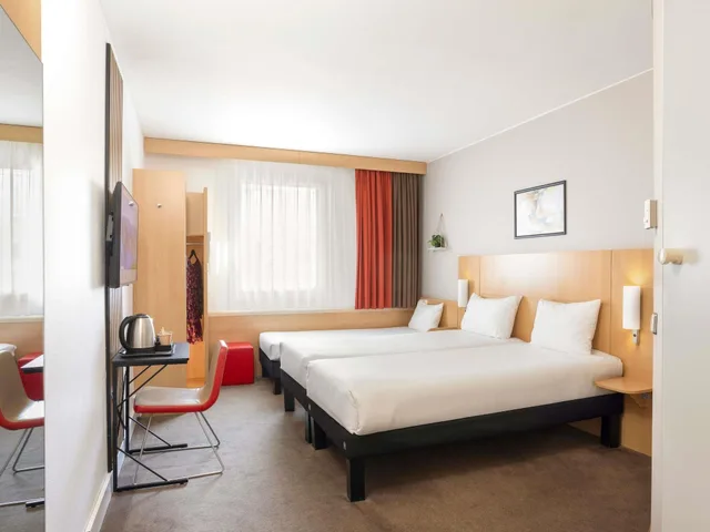 Standard, Multiple Beds، ibis Lugano Paradiso 1/3
