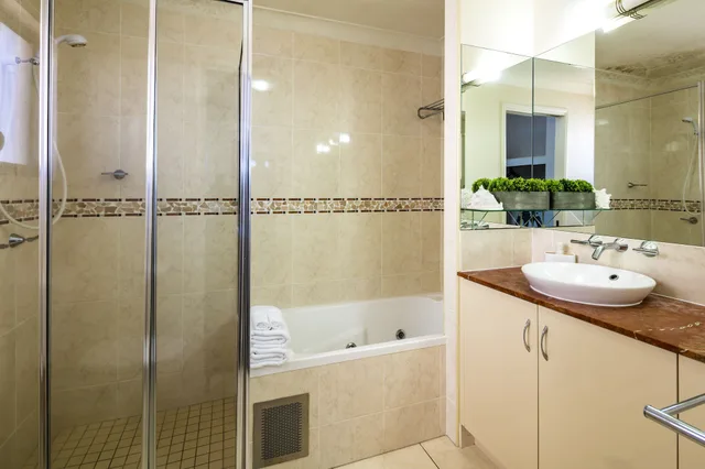 2 Bedrooms, Apartment, Queen and Twin Beds, Water View، Jack Newell Holiday Apartments 8/10