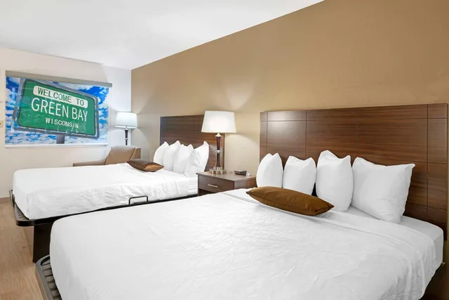 غرفة بسريرين كوين بإطلالة على المسبح، Best Western Green Bay Inn Conference Center 2/3