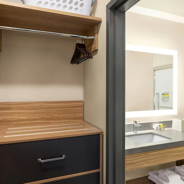 جناح استوديو بسرير كينج بحوض استحمام لذوي الإعاقة، Candlewood Suites Oakwood by IHG 2/2