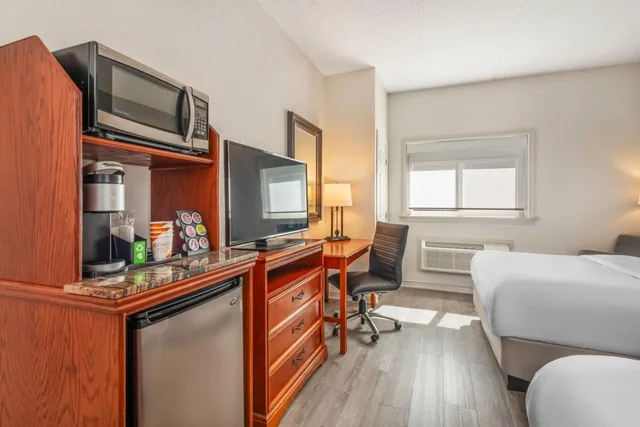 غرفة بزنس بسرير كينج وسريرين كوين، Comfort Inn & Suites Thousand Islands Harbour District 6/9