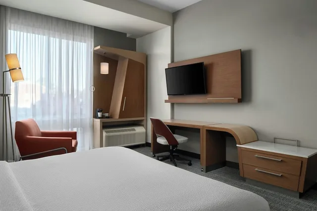 غرفة بسرير كينج مع أريكة، Courtyard By Marriott Fayetteville Fort Bragg Spring Lake 3/10