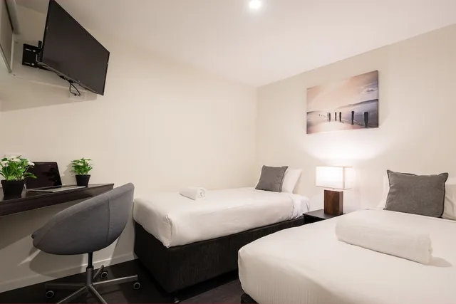غرفة ديلوكس بسريرين كوين وسريرين منفصلين بغرفتي نوم بمطبخ صغير، Ascot Budget Inn 4/7