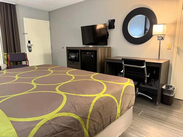 غرفة قياسية بسرير كينج للمدخنين، Super 8 by Wyndham Diberville Biloxi Area 9/10