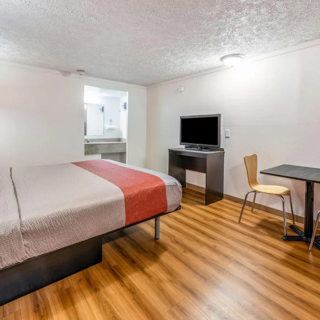 Room, King Bed, Smoking, Motel6 Mansfield, OH 7/9
