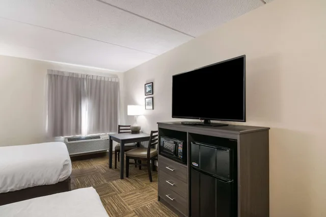 غرفة قياسية بسريرين كوين، Clarion Pointe Jamestown - Falconer 2/2