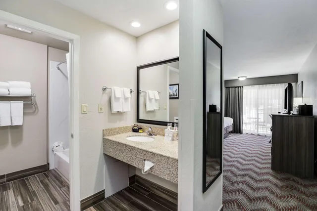 Room, 2 Queen Beds, Pet Friendly, Pool Area، Best Western Plus Sonora Oaks Hotel & Conference Center 8/8