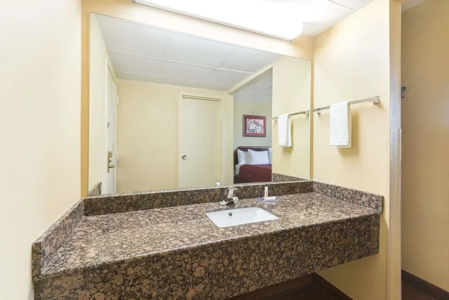 Studio, Suite, King Bed, Smoking, Days Inn By Wyndham Hagerstown 9/10