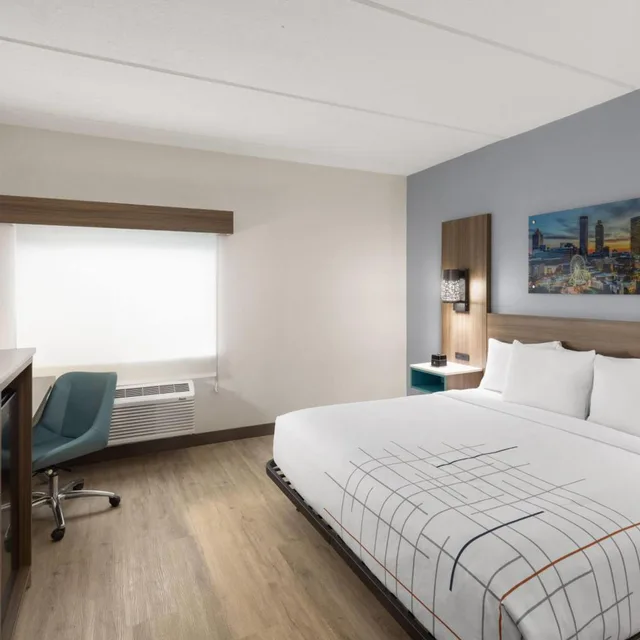 غرفة بسرير كينج بحوض استحمام لذوي الإعاقة، La Quinta Inn & Suites by Wyndham Atlanta Roswell 2/9