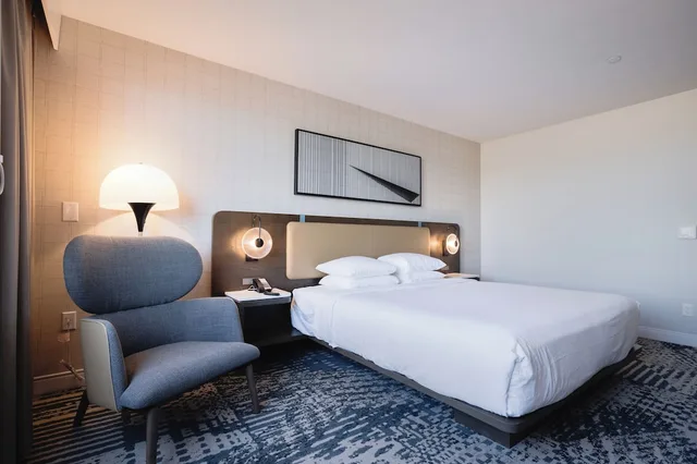 غرفة بسرير كينج لذوي الإعاقة، Radisson Hotel Santa Maria 1/6