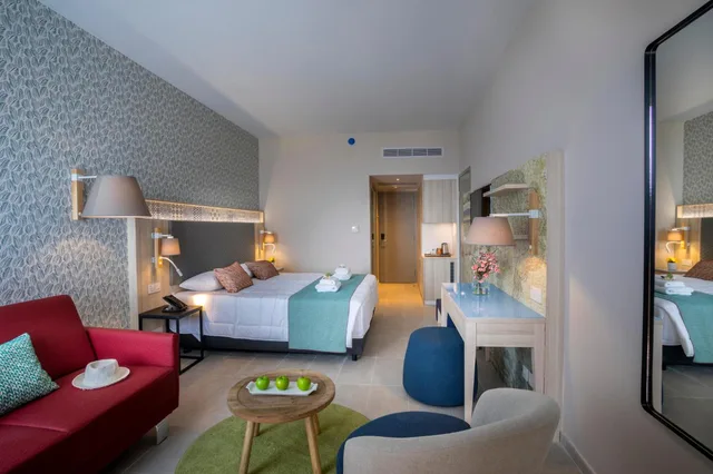 غرفة عائلية بإطلالة على البحر مع أريكة، Leonardo Laura Beach and Splash Resort 6/7
