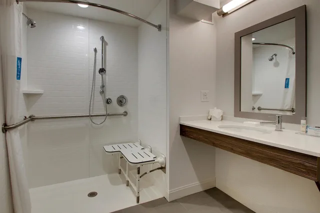 جناح عائلي بسرير كينج وسرير بطابقين مع أريكة لذوي الإعاقة، Hampton Inn And Suites Chicago Aurora 4/4